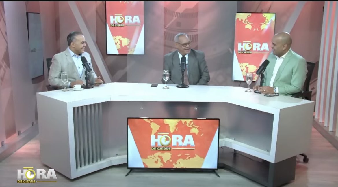 lahoradecierre's tweet photo. 🎙️ El pastor Fidel Lorenzo, presidente de FEJUS, conversa con Juan Reyes y Miguel Tavárez sobre justicia, equidad social y los desafíos que enfrenta la sociedad dominicana.

📺 Sigue la entrevista en #HoraDeCierre por Megavisión, canal 2, y nuestras plataformas digitales. https://t.co/lN7eolA0CQ