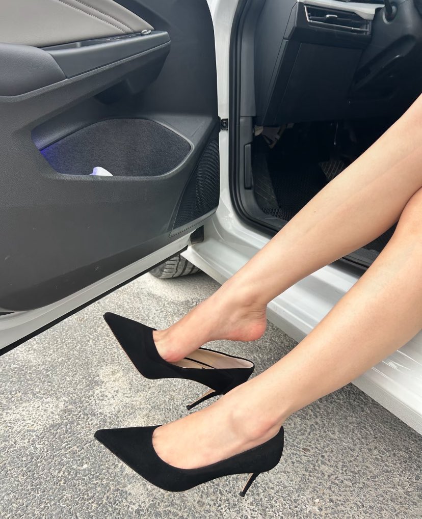 Tanglvshi's tweet photo. 昨天开会时老大明显是在说我，说什么穿高跟鞋最好是配条长裤，不要忘记了自己的身份，你是个律师！
下车的时候才想起来，我今天又忘��穿裤子了。 https://t.co/KF3dgz36Y4