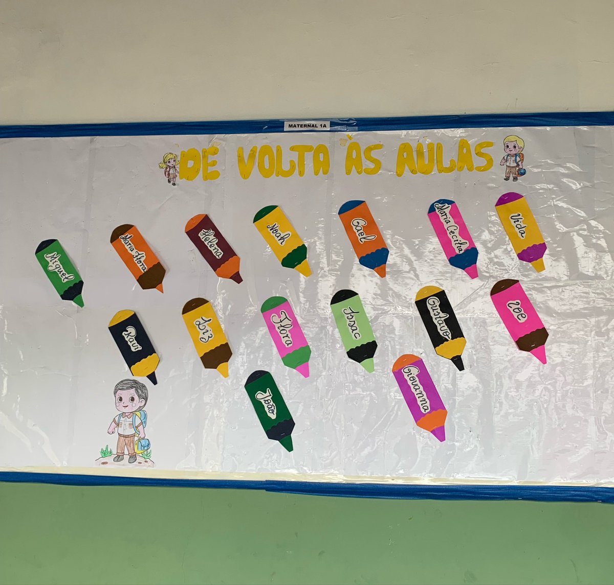 plschannie's tweet photo. feliz dia dos professores pra todos q comemoram né 

lembrei do meu mural torto de volta as aulas https://t.co/vWmHvtLk06