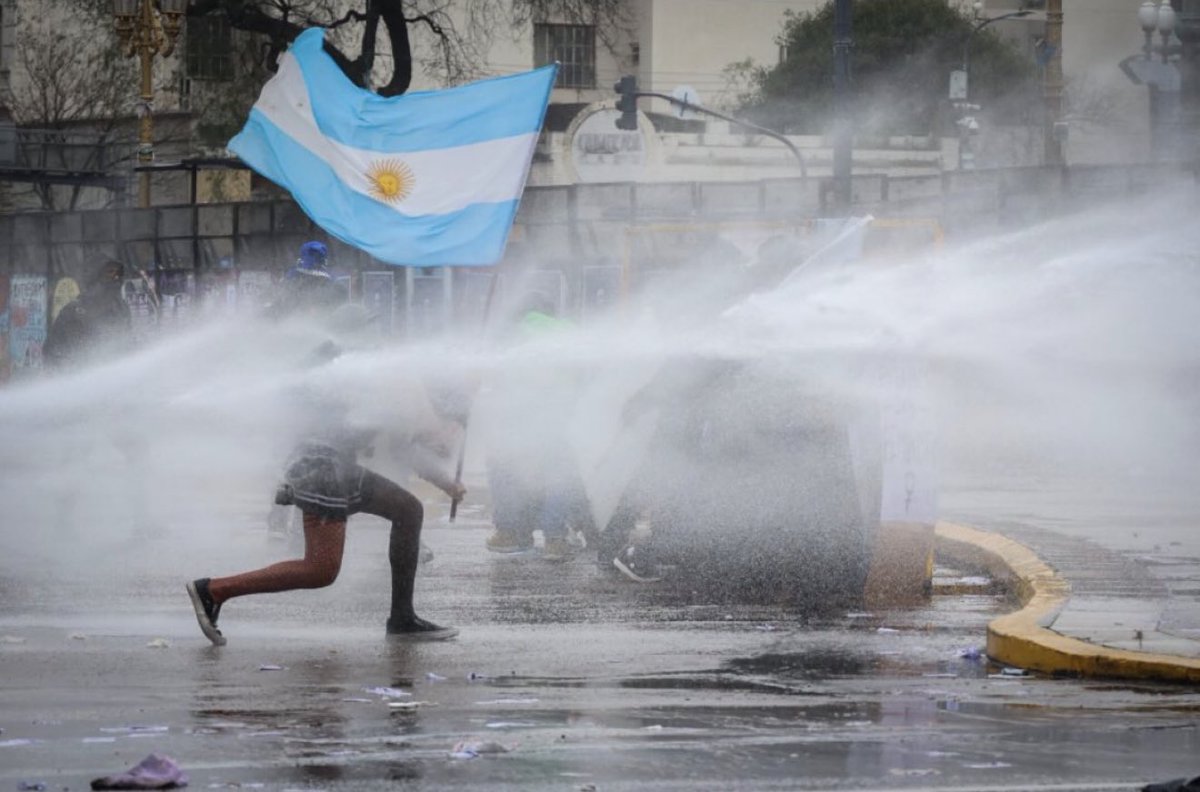 tinosa1227's tweet photo. Esta foto representa lo que estamos viviendo como argentinos desde hace 3 años. Resistiendo los golpes con la bandera en alto. https://t.co/eBBh94WTID