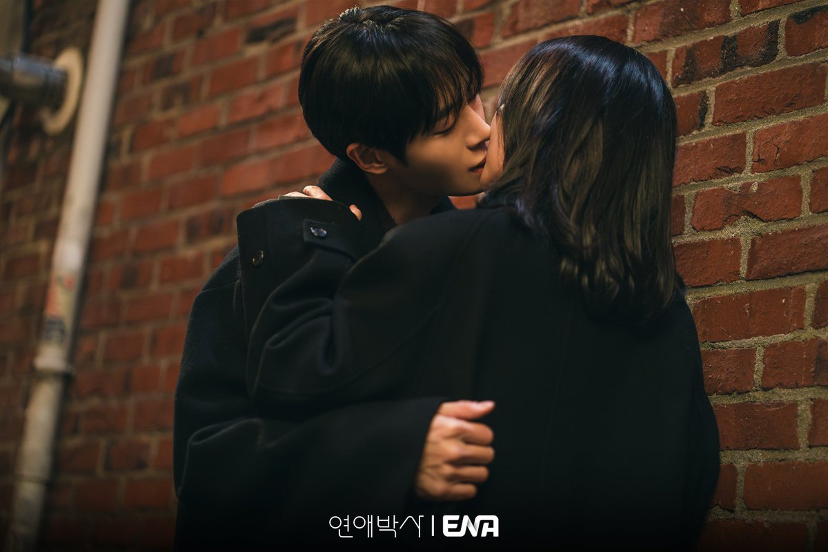 Channel_ENA's tweet photo. #연애박사
거침없는 직진 키스부터 서서히 스며든 설렘 모먼트까지,
연기도 비주얼도 독보적 '로맨틱' 시너지 폭발❤️‍🔥
추영우X김소현 미공개 컷 공개!

💓
사랑이 서툰 두 청춘의 맵고, 쓰고, 달콤한 로맨스

ENA 〈연애박사〉
[월화] 밤 10시 방송

#ENA #연애박사 #BetweenSteps #추영우 #김소현 https://t.co/K9k1PrWZlp