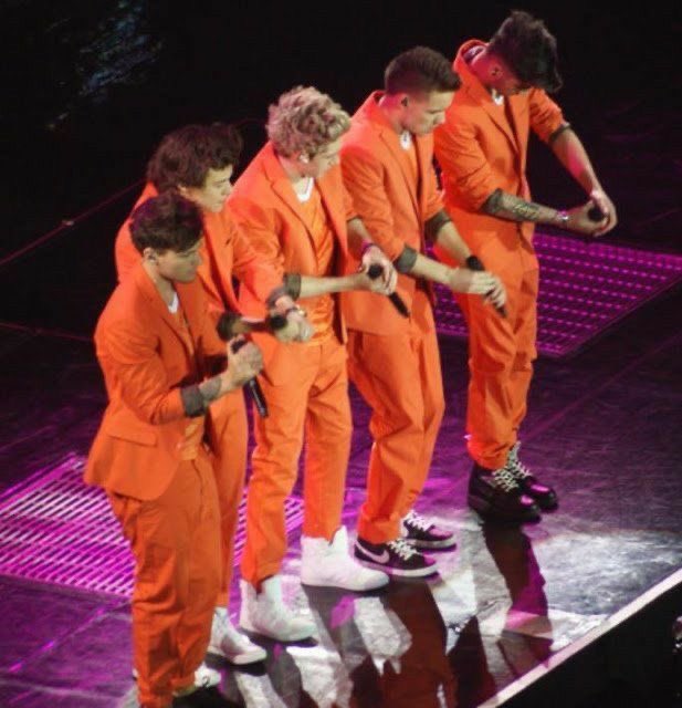 TeamDirectionBR's tweet photo. Esse show do Niall em Amsterdam me fez lembrar do show da One Direction em 2013 onde eles e o público foram vestidos de laranja 🧡 https://t.co/DbE8PH7CLu