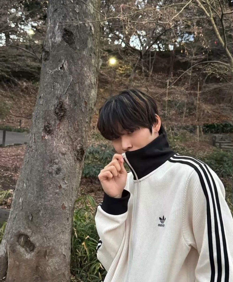 pprsrxch_'s tweet photo. ในข่าวเขาเขียนไว้ด้วยว่า Eunseok x Adidas Musinsa Edition รอบนี้เกิดมาจากที่เสื้อ track top ที่อึนซอกใส่ในอดีตได้รับความสนใจอย่างมากในหมู่แฟนคลับอะ ㅠㅠㅠㅠ ใส่จนได้ดี จั้นร้องไห้แล้ว ขอบคุณที่เลือกอึนซอกค่า https://t.co/JHScpsv3R8