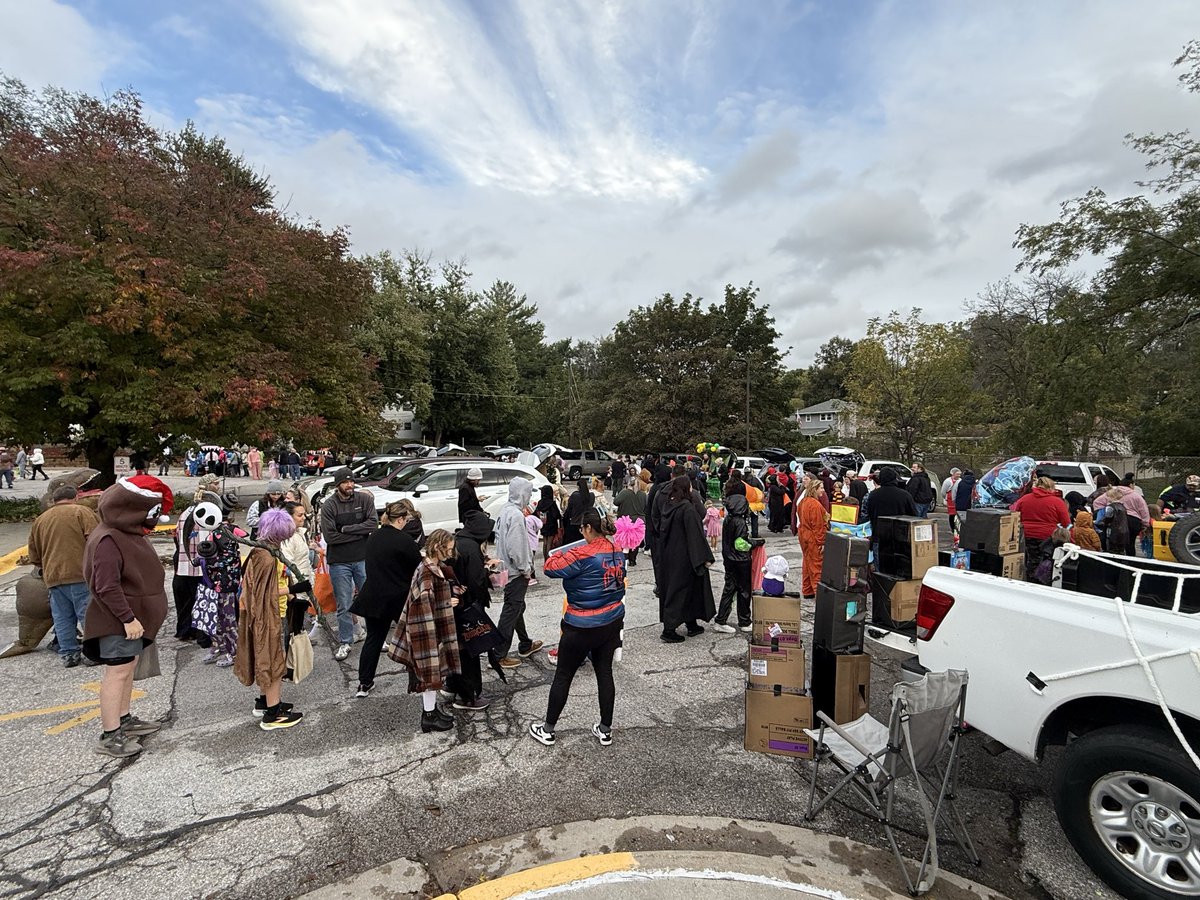 Avery_Tigers's tweet photo. What an amazing turn out for our Trunk or Treat.  Thank you to our PTA, volunteers, and families for coming out tonight!  Also, thank you to Patricia Catering.  #GreatDay2BaTiger #TrunkOrTreat @BellevueSchools https://t.co/KKCzEt7LsZ