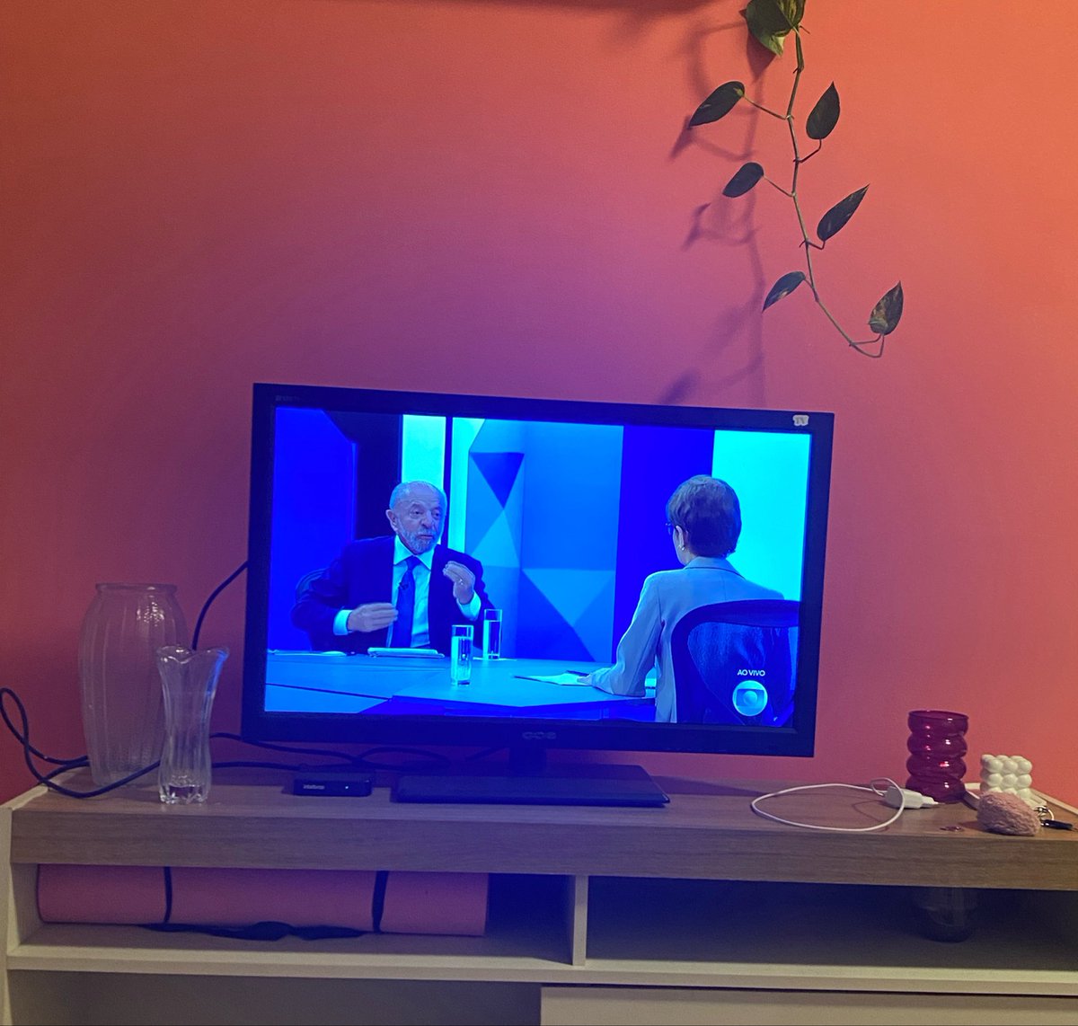 eusoumoniqu's tweet photo. Só esse homem pra me fazer assistir jornal nacional #lulanaglobo https://t.co/0p0KtOaFVM