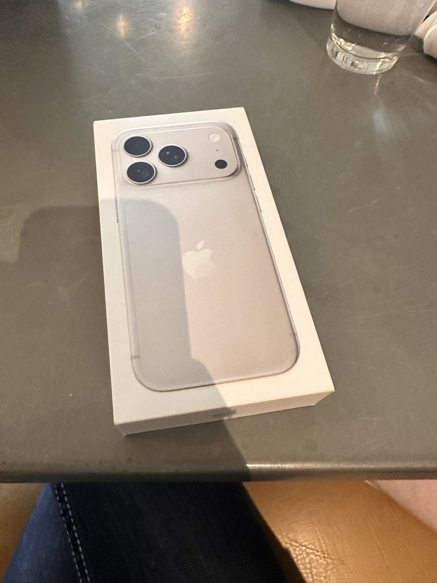 quietsufferings's tweet photo. new phone with no connection to the past https://t.co/u39fb9rh2Q