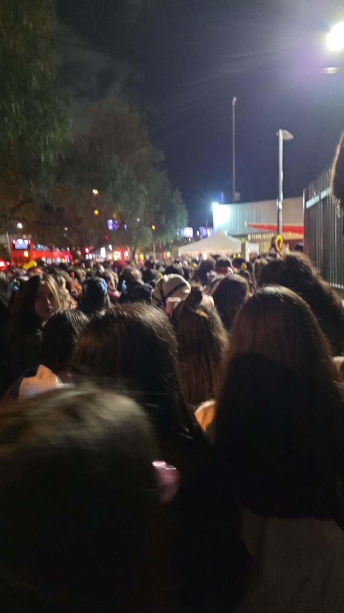 Poiov3's tweet photo. @poUusita adelante, el metro se satura horrible y si van acompañadas, siempre vayan con su acompañante de la mano, por que vi a muchas que andaban buscando a sus amigas (dentro del concierto y fuera) por que no hay nada de señal.. (como vi el concierto y como estaba el metro al salir) https://t.co/qG4rq4AoM1