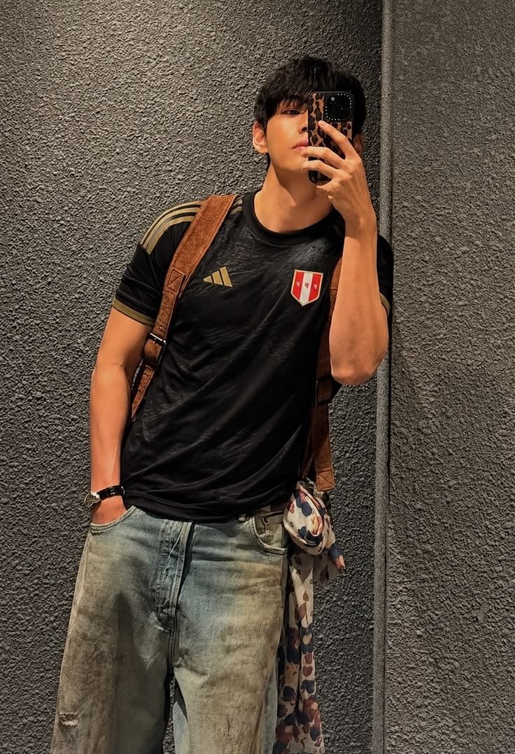 kooguguk's tweet photo. mini au #kookv

donde tae está cansado de pelearse y defender a su país de comentarios xenofóbicos o donde jk un chileno, comienza a postear comentarios pasivo-agresivos hacía los peruanos, sin saber que caería rendido por uno. https://t.co/jKADDiiF4c