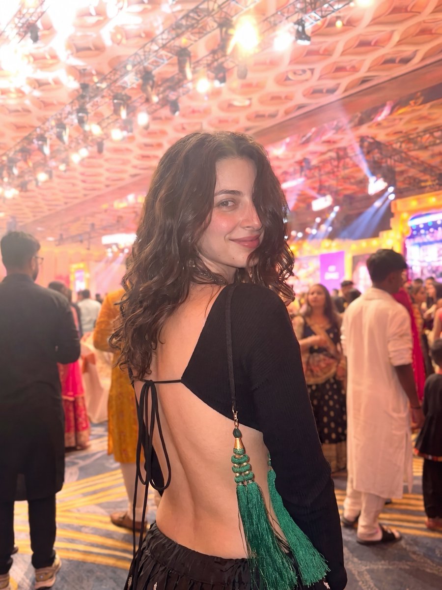 Sakshhi111's tweet photo. No bra, just wear a crop-top-style blouse… and that’s your Garba night outfit.

Meet Aditi Bhadoriya, a social media influencer.

Just take a look at her Navratri Garba outfit.

Seriously, where are we heading in the name of fashion?

The front is almost completely exposed, and the occasion is a Garba night during Navratri...1/2