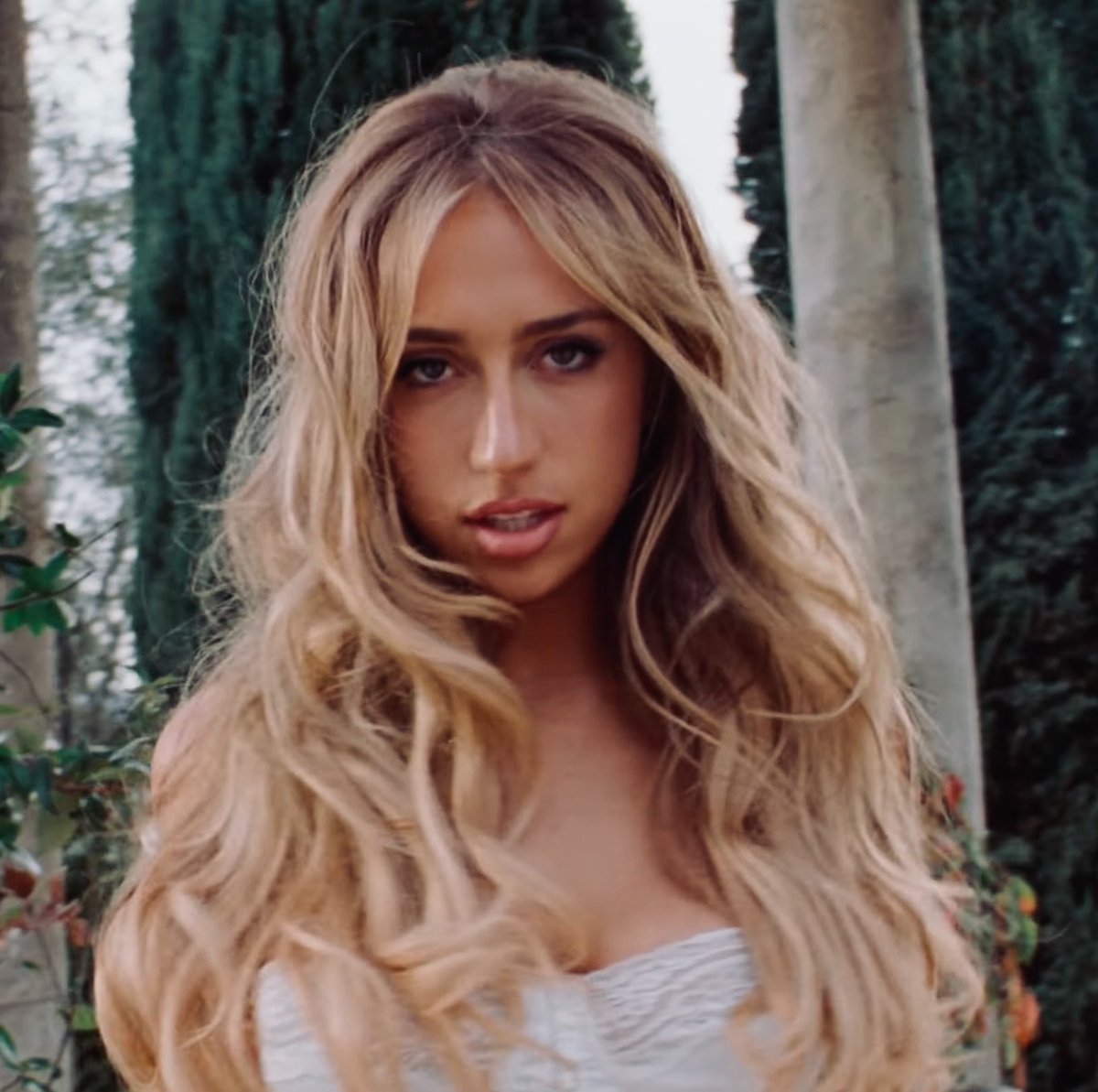 TateMcRaeFR's tweet photo. the most beautiful woman in the world https://t.co/MyUGzPvedN