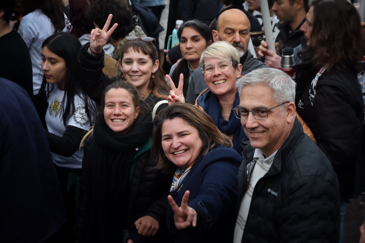 ayeduran's tweet photo. Participamos de la quinta #MarchaFederalUniversitaria en nuestra ciudad, donde miles de bahienses salimos para defender la universidad pública, que es sinónimo de libertad, oportunidades de progreso y soberanía.

Las políticas del Gobierno nacional debilitan la capacidad científica y tecnológica de nuestro país, generando un presente de malestar y comprometiendo el futuro de la Argentina y de todos los argentinos.

Milei tiene que cumplir ya la Ley de Financiamiento Universitario.