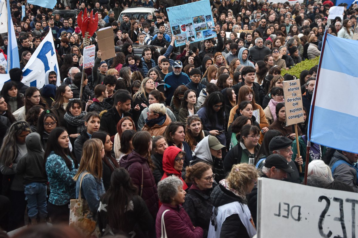 ayeduran's tweet photo. Participamos de la quinta #MarchaFederalUniversitaria en nuestra ciudad, donde miles de bahienses salimos para defender la universidad pública, que es sinónimo de libertad, oportunidades de progreso y soberanía.

Las políticas del Gobierno nacional debilitan la capacidad científica y tecnológica de nuestro país, generando un presente de malestar y comprometiendo el futuro de la Argentina y de todos los argentinos.

Milei tiene que cumplir ya la Ley de Financiamiento Universitario.