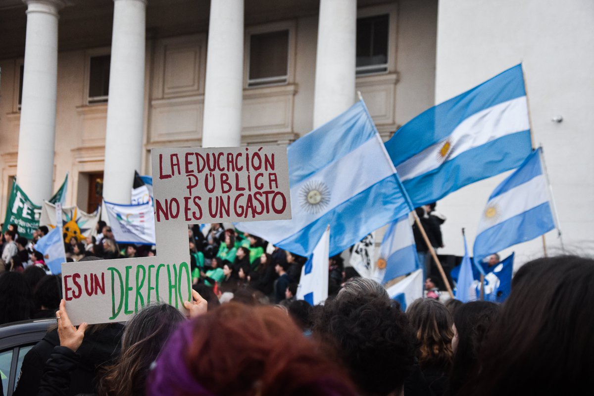 ayeduran's tweet photo. Participamos de la quinta #MarchaFederalUniversitaria en nuestra ciudad, donde miles de bahienses salimos para defender la universidad pública, que es sinónimo de libertad, oportunidades de progreso y soberanía.

Las políticas del Gobierno nacional debilitan la capacidad científica y tecnológica de nuestro país, generando un presente de malestar y comprometiendo el futuro de la Argentina y de todos los argentinos.

Milei tiene que cumplir ya la Ley de Financiamiento Universitario.