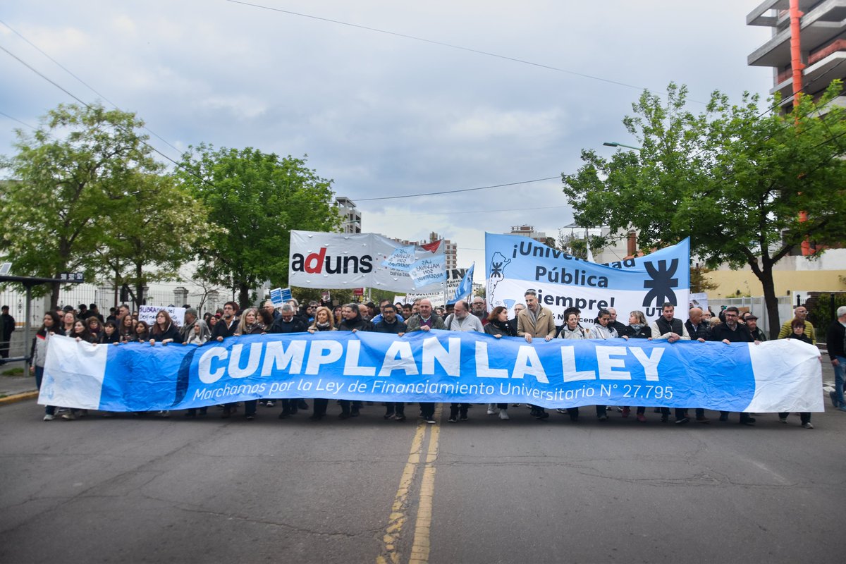 ayeduran's tweet photo. Participamos de la quinta #MarchaFederalUniversitaria en nuestra ciudad, donde miles de bahienses salimos para defender la universidad pública, que es sinónimo de libertad, oportunidades de progreso y soberanía.

Las políticas del Gobierno nacional debilitan la capacidad científica y tecnológica de nuestro país, generando un presente de malestar y comprometiendo el futuro de la Argentina y de todos los argentinos.

Milei tiene que cumplir ya la Ley de Financiamiento Universitario.