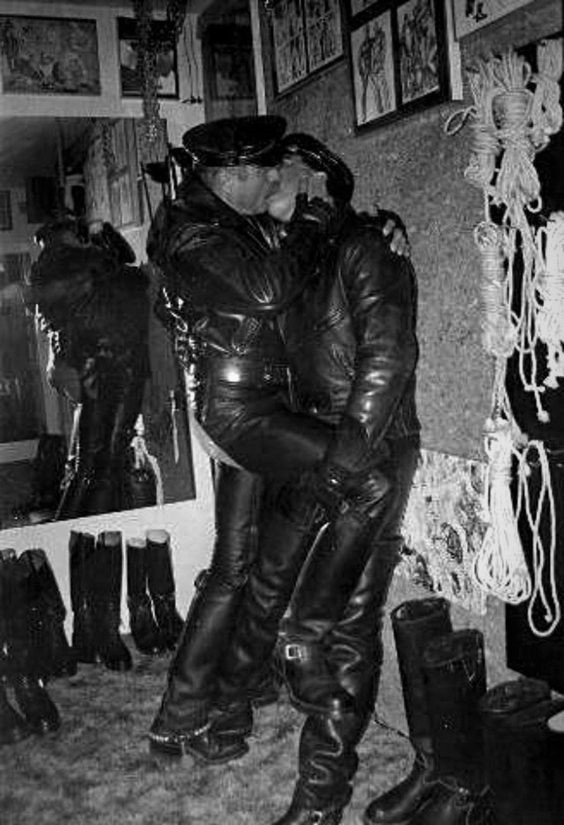 inleathergloves's tweet photo. LEATHER KISS. https://t.co/YaMEeB7Z99