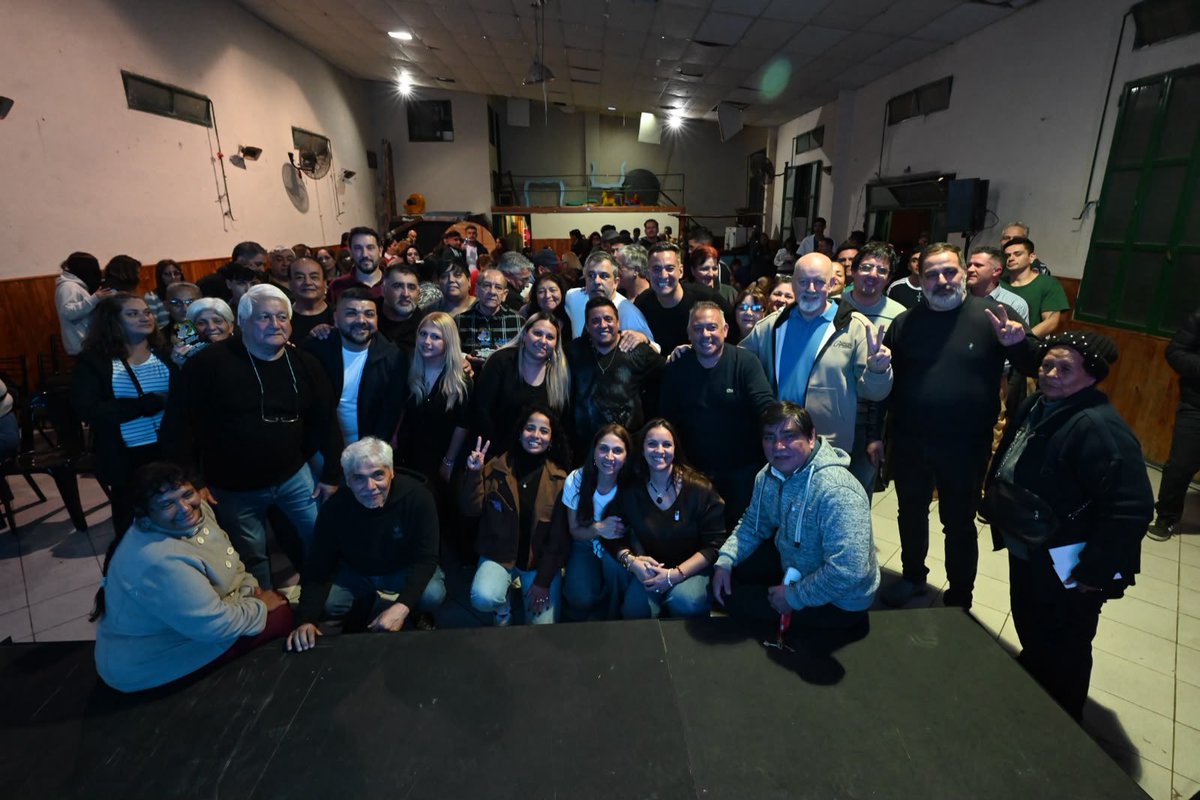 miguelsiciliano's tweet photo. ENCUENTRO CON VECINOS DE SAN VICENTE, MULLER Y ALTAMIRA

Una gran velada compartiendo con amigos, vecinos y dirigentes de la seccional quinta. Siempre es bueno estar cerca de las familias cordobesas, escuchando e intercambiando. Sigamos unidos y tirando para el mismo lado, haciendo que Córdoba vaya siempre para adelante.

#HacerParaCrecer #Córdoba