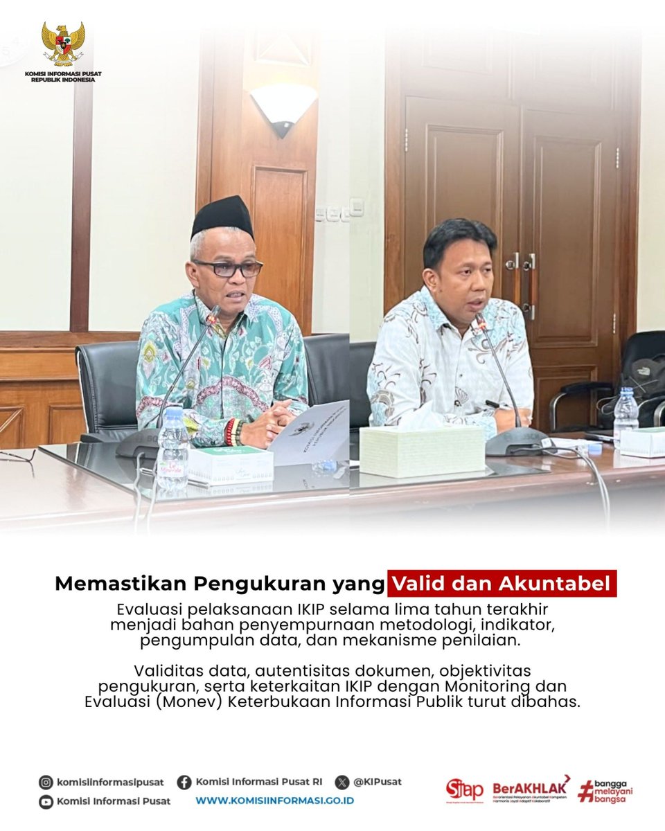 KIPusat's tweet photo. Keterbukaan informasi publik bukan sekadar soal tersedianya informasi, tetapi juga sejauh mana masyarakat dapat mengakses informasi yang dibutuhkan untuk berpartisipasi dan mengawasi penyelenggaraan negara.

Untuk memastikan kondisi keterbukaan informasi terus dievaluasi dan diperbaiki, Komisi Informasi Pusat membahas Rancangan Peraturan Komisi Informasi (Raperki) tentang Indeks Keterbukaan Informasi Publik (IKIP) pada 14 Oktober 2026 di Gedung Rektorat UI Salemba, Jakarta.

Pembahasan ini dihadiri Ketua, Wakil Ketua, dan Anggota Komisi Informasi Pusat beserta Sekretariat, Tim Ahli IKIP Yosep Adi Prasetyo, serta Tim Penulis Ira Guslina Sufa. Penyusunan Raperki diarahkan untuk memperkuat landasan hukum, kualitas pengukuran, dan pemanfaatan hasil IKIP sebagai bahan evaluasi kebijakan.

Melalui pengukuran yang lebih terarah dan akuntabel, IKIP diharapkan dapat mendorong perbaikan nyata dalam penyelenggaraan keterbukaan informasi publik, sehingga hak masyarakat atas informasi semakin terpenuhi.