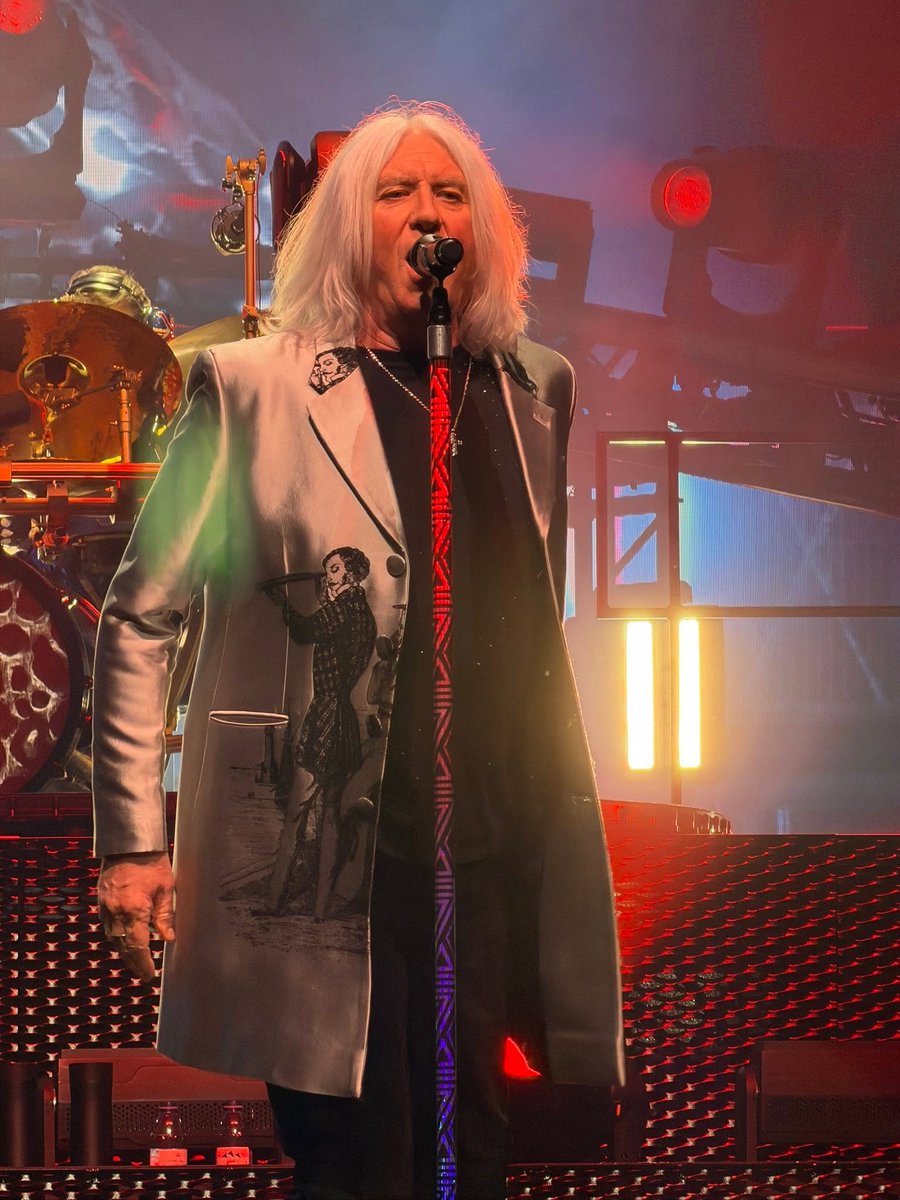 DefLeppardRB's tweet photo. Def Leppard is Live in Hollywood, FL. 1st night of the Final Leg of the 2026 Tour.  Check Out the Updates here. https://t.co/GdFu0fL7u0 https://t.co/G97ecBeGQs