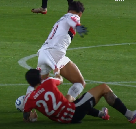 crflpereira's tweet photo. proibido dar amarelo pra jogador do estudiantes https://t.co/1mt9QdRefa