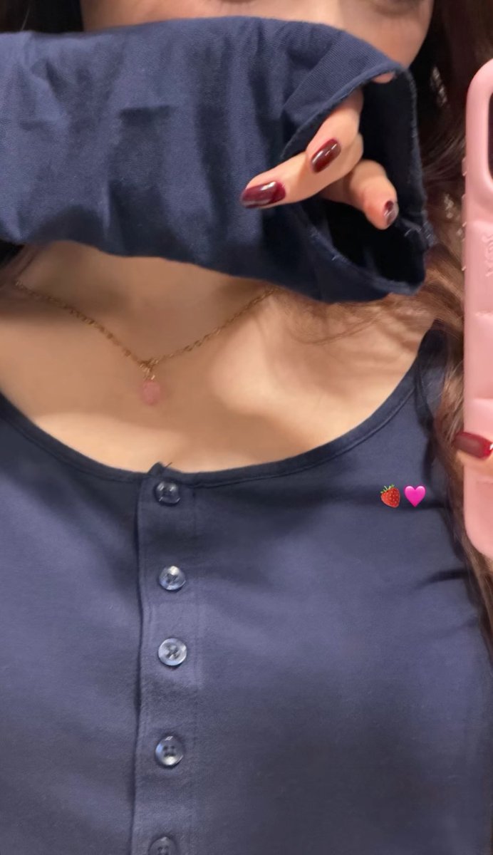 oncetwicebra's tweet photo. 🏳️‍🌈? #SANA e Anna, do MEOVV, estão usando colares combinando! 

#TWICE #트와이스 @JYPETWICE https://t.co/dIq7GuxbZh