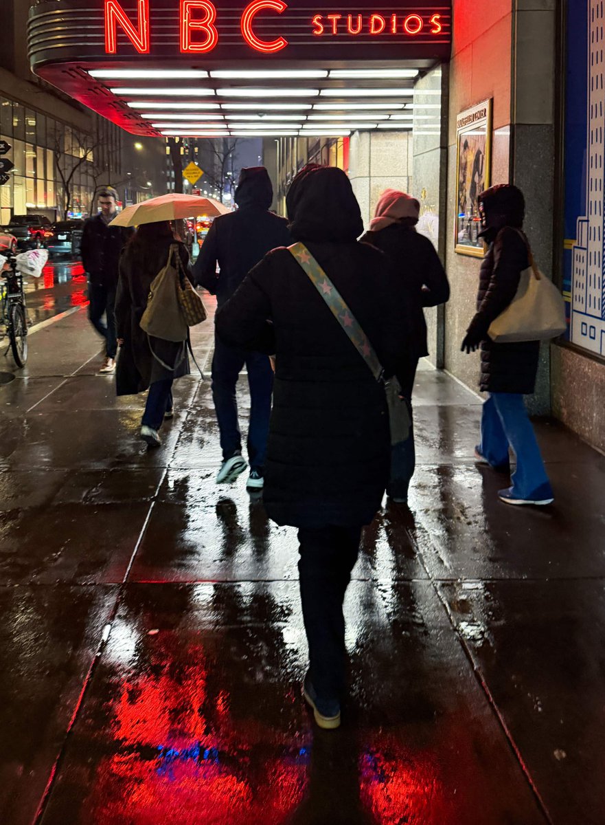 gracdxelylpoo's tweet photo. Rainy night stroll past NBC Studios in NYC. Loving every cinematic moment. https://t.co/f8Vwi5Jw5l