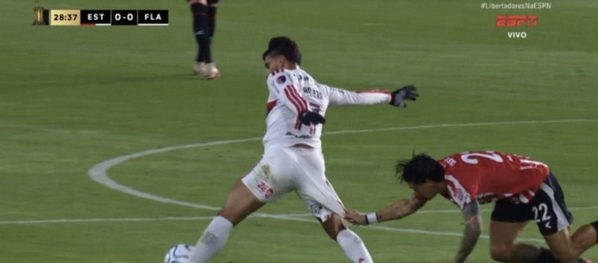 futebol_info's tweet photo. "É uma vergonha para o árbitro ver um puxão desse e não dar amarelo. Isso é vergonhoso."

🎙️ Calçade, na ESPN, na transmissão de Estudiantes x Flamengo.
📸 Reprodução/ESPN https://t.co/V4jkQFs6Wj