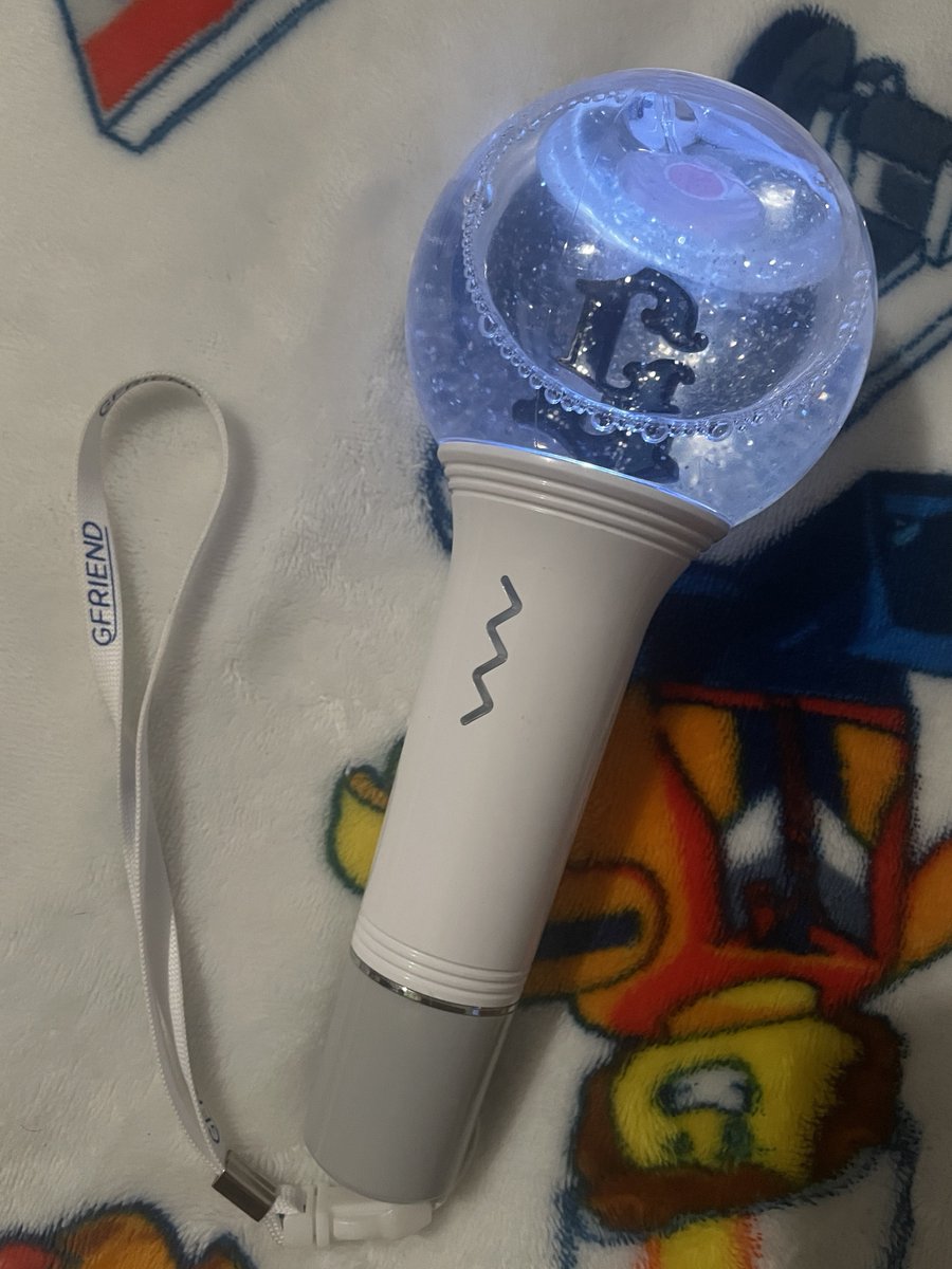 ilovejungyerin_'s tweet photo. its even prettier when the light is turned on oh my god i seriously cant believe i finally own gfriend's first lightstick! it was worth every single penny💜💙🤍 https://t.co/tt2J63vRjz