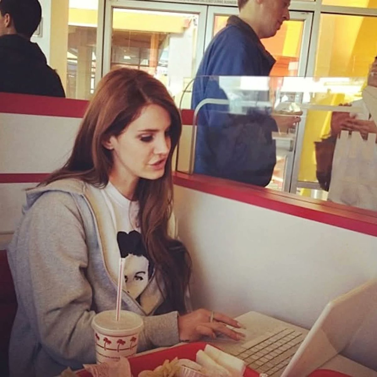 QUEENP0P's tweet photo. Lana Del Rey editing the music video for “Carmen” at In-N-Out Burger (2012). https://t.co/7dt07jggQx