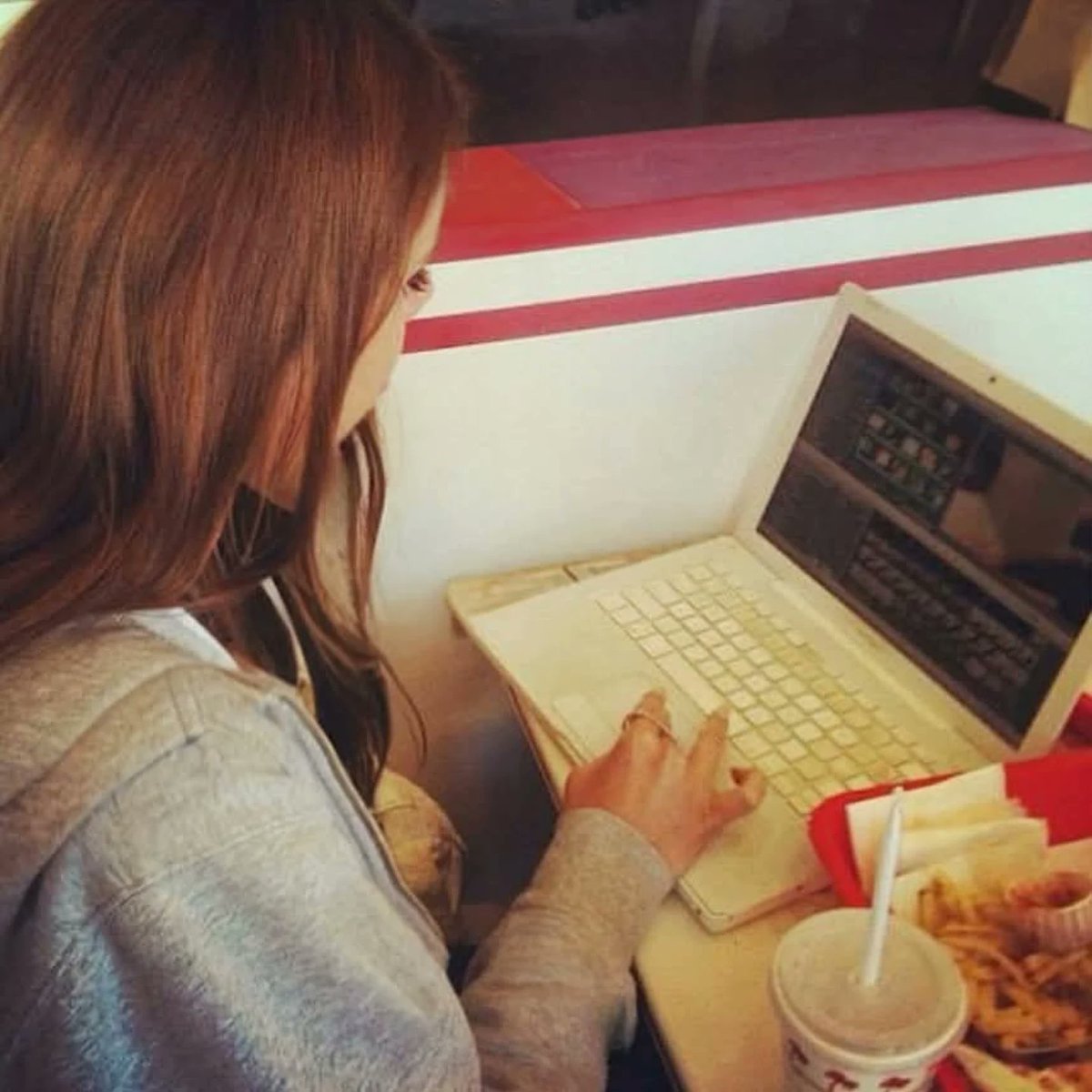 QUEENP0P's tweet photo. Lana Del Rey editing the music video for “Carmen” at In-N-Out Burger (2012). https://t.co/7dt07jggQx