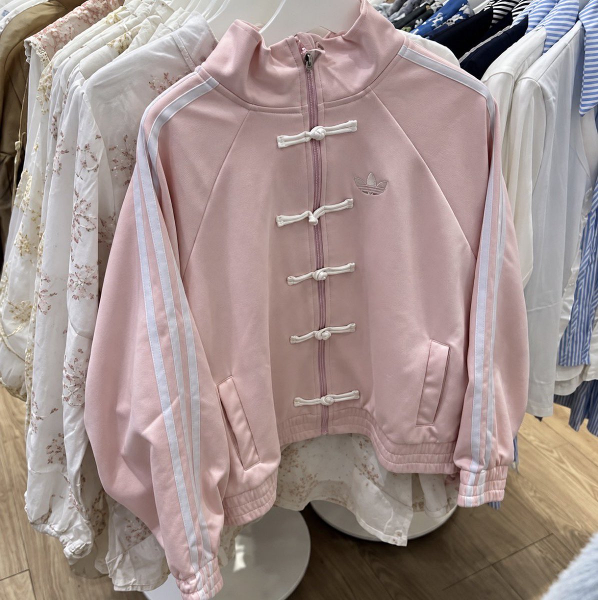 alluraxx's tweet photo. WAIT LANG… ADIDAS NA MAY CHINESE-INSPIRED DETAILS?! 😭🤍🎀

Yung little bow closures + classic 3 stripes??? ANG CUTE. 😭✨
Tapos the colors??? Baby pink, blue, beige… parang gusto ko tuloy isa-isa. 🫠

This is giving sporty + feminine + unexpected. 👀💗 https://t.co/e9sSG15PW6