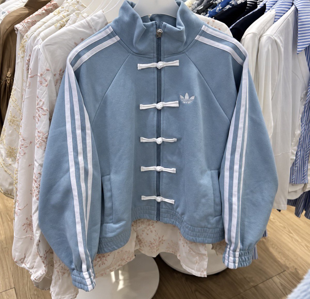 alluraxx's tweet photo. WAIT LANG… ADIDAS NA MAY CHINESE-INSPIRED DETAILS?! 😭🤍🎀

Yung little bow closures + classic 3 stripes??? ANG CUTE. 😭✨
Tapos the colors??? Baby pink, blue, beige… parang gusto ko tuloy isa-isa. 🫠

This is giving sporty + feminine + unexpected. 👀💗 https://t.co/e9sSG15PW6