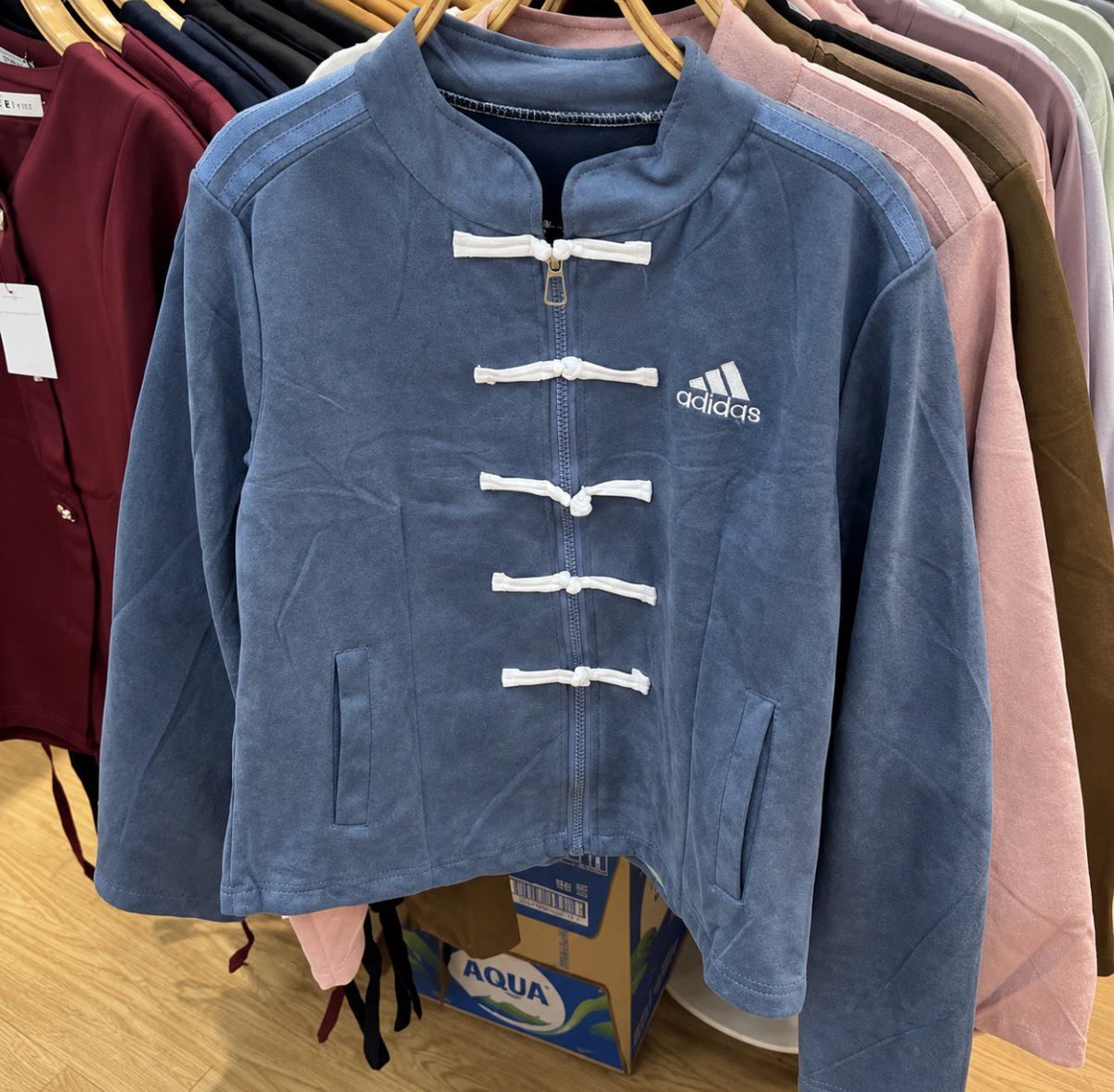 alluraxx's tweet photo. WAIT LANG… ADIDAS NA MAY CHINESE-INSPIRED DETAILS?! 😭🤍🎀

Yung little bow closures + classic 3 stripes??? ANG CUTE. 😭✨
Tapos the colors??? Baby pink, blue, beige… parang gusto ko tuloy isa-isa. 🫠

This is giving sporty + feminine + unexpected. 👀💗 https://t.co/e9sSG15PW6