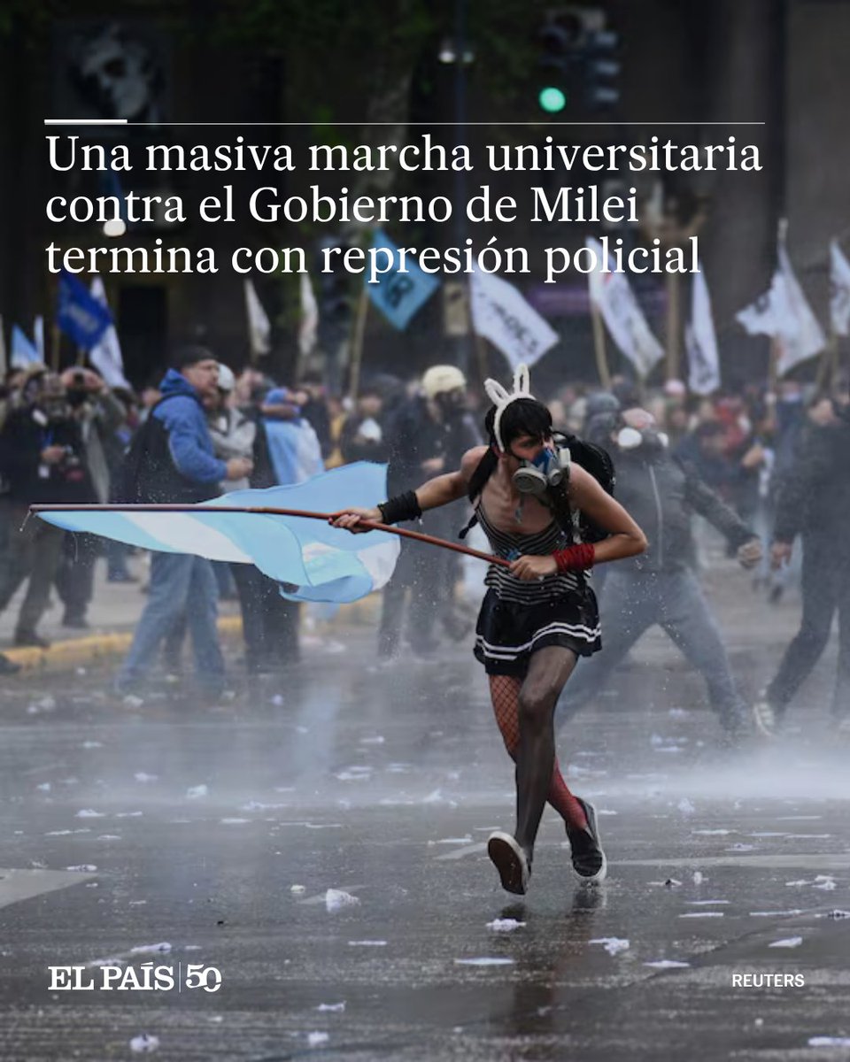 elpais_america's tweet photo. 🔴 Profesores, estudiantes y autoridades académicas se manifestaron en Argentina para exigir que el presidente ultra Javier Milei cumpla con la ley de financiamiento de las universidades públicas
https://t.co/QMHRCPPHZo https://t.co/HB8Jz1AhBw