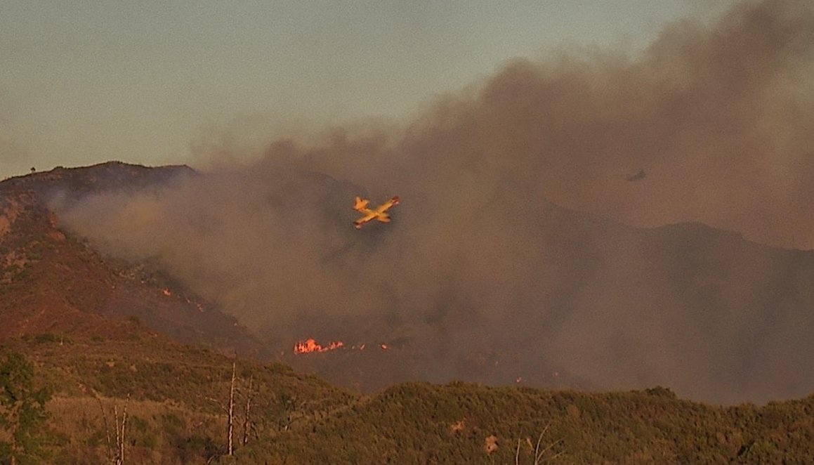 engineco16's tweet photo. @LACOFD #BrysonFire The Quebecs https://t.co/4YbIiuuFWA