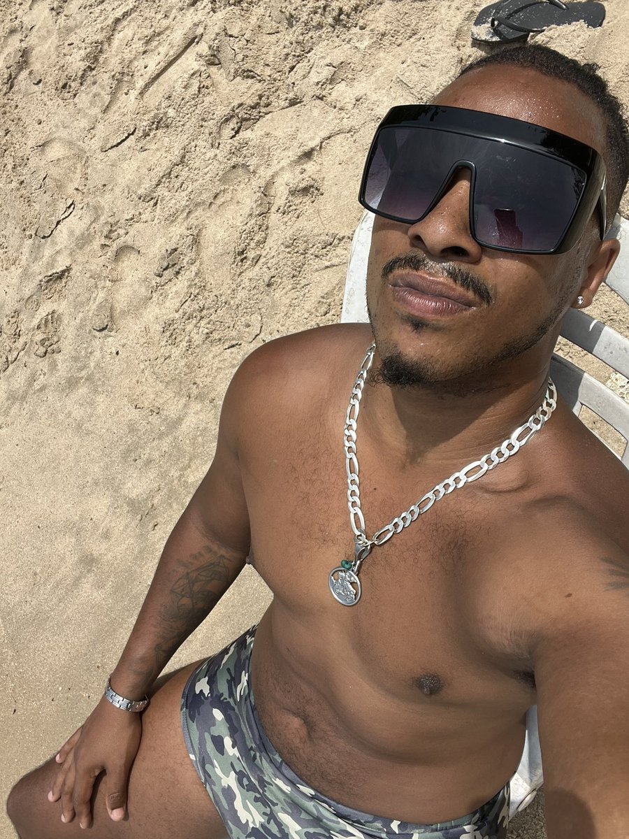 RealDelmer's tweet photo. Ain’t nobody else built quite like me. 💯🥶 https://t.co/B9HjC7C8AB