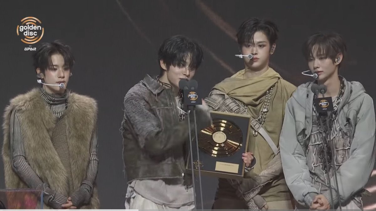 stellarstar0421's tweet photo. Guys, this was the trophy that C/YE got from winning Golden Choice last year. Let's push and vote for AHOF this year, please. https://t.co/9JRTWXLS7x