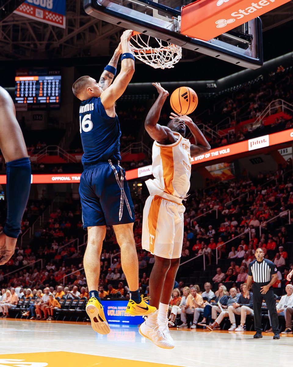 Rhymetime05's tweet photo. Xavier just beat Tennessee in an exhibition in Knoxville in which they hung 86 points &amp; won by 16 

The pieces are there for Xavier to be one of the most improved teams this season. Have playmakers, shooting, good size too

Exhibition game but still looked very impressive ⚔️ https://t.co/3mCt4n11kI
