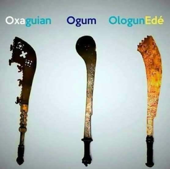 candomble's tweet photo. OS GUERREIROS DE OLORUN
"Contam os itans que Ogum, o ferreiro, criou o Obé (facão) mas não compreendia como iria utilizá-lo. Levou o instrumento aos pés de Olorun, que logo tratou de chamar Osogian,o rei comedor de inhame e deu a este, a incumbência de descobrir uma forma de utilizar a nova invenção.
Passado algum tempo, Osogian retornou ao Orun (céu) para demonstrar a Olorun e a Ogum a arte do manejo do obé. Feliz, Olorun nomeou Osogian como o ELEMOSÓ (O senhor de todos os ricos ornamentos), e nomeou Ogum como o OLÙOBÉ (O senhor da faca). Assim Ogum forjou um obé para Osogian com ricos detalhes e lhe presenteou com seguis (contas azuladas). Em contra partida, Osogian o ensinou a arte da guerra e o manejo do obé.
Tempos depois Ogum soubera de uma grande novidade, seu irmão Osossi tivera um filho com Osum, a senhora das águas doces. Para presentear a felicidade do nascimento de seu sobrinho e em respeito a Osum, que amava metal dourado, Ogum forjou um obé dourado, de grande beleza. Ao chegar à casa de seu irmão, Osossi pede que Ogum cuide de seu filho e de Osum, pois teria que se ausentar por longo tempo. E assim Ogum ensinou Logun a guerrear como ele, dando a Logun o título de ELUAWO (O senhor que guarda o segredo), aquele que guarda os segredos da guerra.
No candomblé, tudo sempre é passado de alguém mais experiente para alguém menos experiente. Como dizem os mais velhos, “antiguidade é posto” ou “orelha não passa cabeça”.
Esse resumo de alguns itans nos mostra que tudo primeiramente passa aos olhos de Olorun, o Deus supremo. E que a arte de guerrear foi passada de um mais experiente para um menos experiente.
OSOGIAN – OGUM – LOGUN,  Deuses guerreiros, nos encorajem a guerrear pela vida todos os dias!"
Osalufan bukun fun wa.