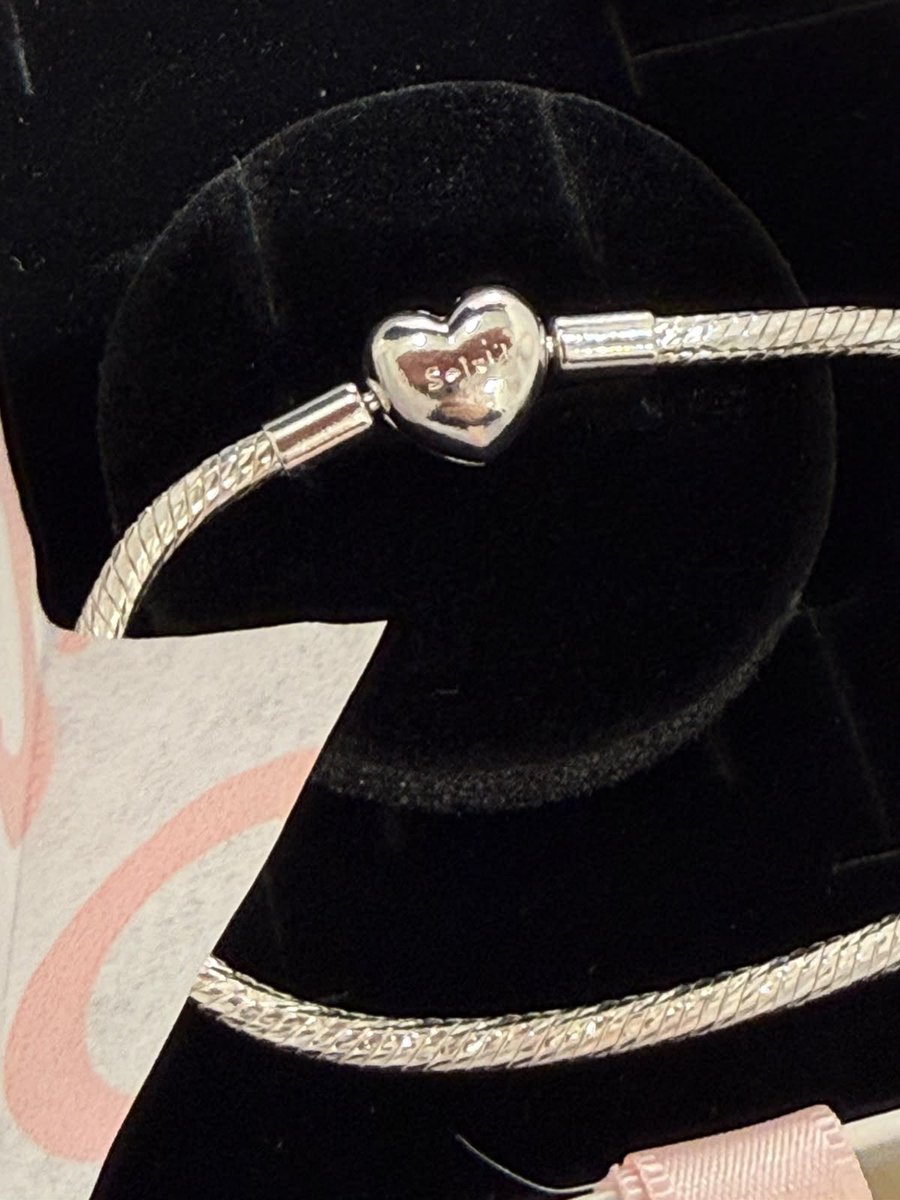 solsesionada's tweet photo. misión cumplida, nuestra otra Solzia ya tiene su pulserita para compartir con Cin 🥹 las amamos muchísimo ❤️ 
#solzia https://t.co/jz2RJzB18Q