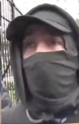 MARCELOFAVAOK's tweet photo. FOTO DOCUMENTO:

ENMASCARADO QUE AGREDIÓ A UN CAMARÓGRAFO  ‼️
 
ESTA ES UNA DE LAS IMÁGENES QUE CIRCULARON TRAS LOS INCIDENTES DE HOY. LA PERSONA APARECE CON EL ROSTRO TOTALMENTE CUBIERTO. FUE SEÑALADA COMO UNA DE LAS QUE AGREDIÓ A UN CAMARÓGRAFO QUE ESTABA TRABAJANDO EN EL LUGAR.
 
ATAQUES CONTRA PERIODISTAS Y TRABAJADORES DE LA COMUNICACN NO SON PROTESTA, SON INTIMIDACIÓN. SI NO HAY NADA QUE OCULTAR, ¿POR QUÉ TAPARSE LA CARA Y ATACAR A QUIEN SOLO REGISTRA LO QUE PASA?
 
📸 FOTO DIFUNDIDA EN REDES — TESTIGO.
✍️ RELATO PROPIO.