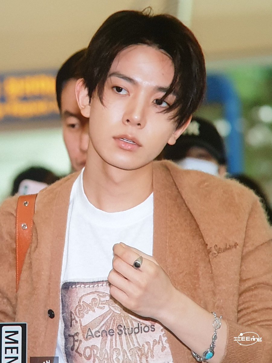 hsngpilled's tweet photo. heeseung’s airport look today reminded me of the perfume/fragrance he wears when traveling (byredo, vanille antique extrait de parfum)
 
🦌: the reason this perfume is special to me is i like wearing perfume during special moments 
🦌: for example, if im going abroad or if i want to look my best for EVER
🦌: or when i want refresh my mood, i like to do that with perfume