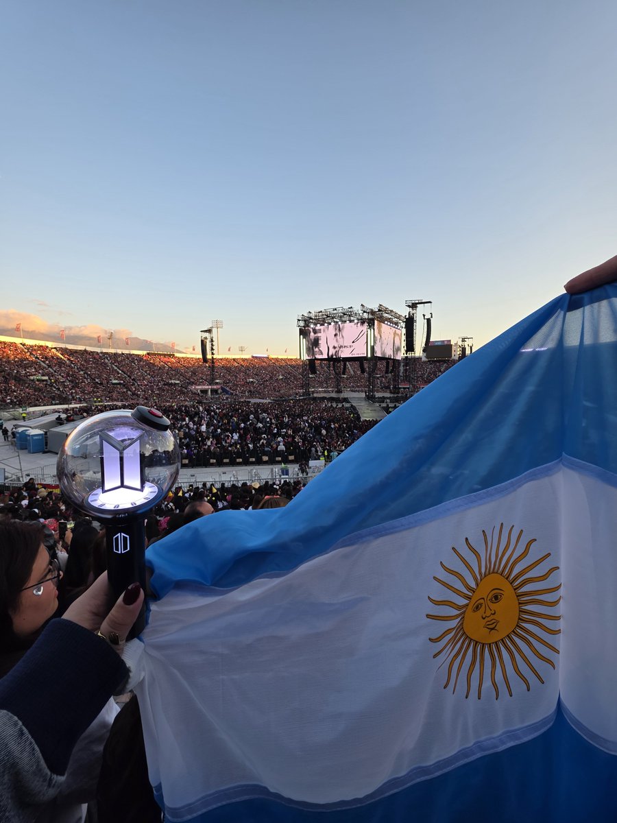 dist8ict's tweet photo. "no se si es real" entonces para q lo subis? q querés lograr? chile fue (y es) muy buen anfitrión, nos han tratado tan bien y todas son un amor 🩵 dejen de inventar estupideces https://t.co/q6PXKycR9t