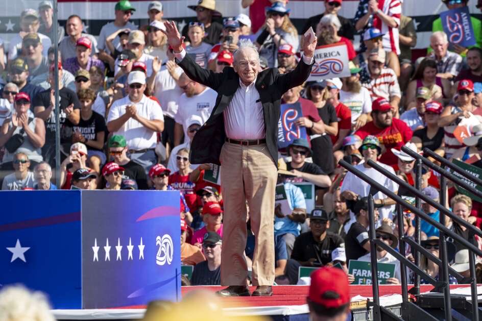 NewsCamelReal's tweet photo. Rally Excerpt from Peoria. Workers for @RoseSimLARP rally

Friends, thank you for being here.
For too long, Washington has let cheap foreign steel and parts undercut our mills in Granite City and Peoria, and our plants around Belvidere, Normal, and Chicago... https://t.co/zaTBzpEAcr