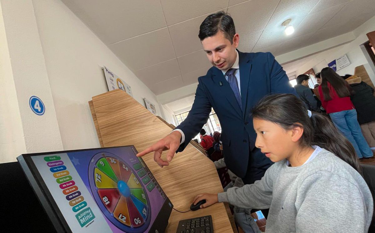 MIT_Ecuador's tweet photo. 📡🇪🇨 Azuay | Tres Puntos Digitales Gratuitos más para conectarnos con el mundo 🌎 

El Viceministro de Tecnologías de la Información y Comunicación, Ricardo Gutiérrez, continúa trabajando. Hoy entregó de manera  oficial los Puntos Digitales Gratuitos:

📍 San Miguel 
📍 Cerro Negro 
📍 Belén  

Con una Inversión de $57.000 y beneficiará a 15.000 ciudadanos.

💪¡El trabajo en territorio no para! Seguimos impulsando la digitalización y conectando oportunidades para los  ecuatorianos.