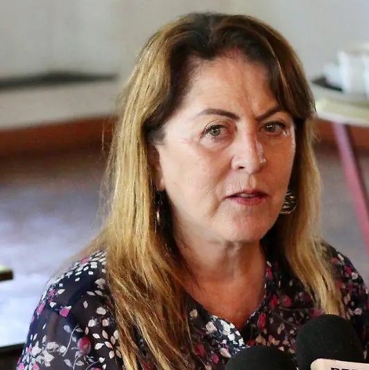 YoAmoaLaCiencia's tweet photo. Gobernadora morenista Margarita González Saravia utiliza un burro como utilería y lo mantiene amarrado durante horas

Múltiples denuncias ciudadanas exhiben las condiciones en las que fue mantenido un burro durante el evento “Raíces Vivas, Mujeres que Transforman Morelos”, realizado el 15 de octubre en la Plaza de Armas de Cuernavaca.

El animal aparece amarrado a un poste de alumbrado público, con carga sobre el lomo y rodeado de asistentes. De acuerdo con las denuncias, permaneció sin agua durante horas.

El evento fue organizado por la Secretaría de Desarrollo Agropecuario y la Secretaría de las Mujeres del Gobierno de Morelos, para reconocer las tradiciones agrícolas y las aportaciones de las mujeres del campo.

Sin embargo, mientras se promovía el reconocimiento al trabajo rural, el burro permaneció sujeto a un poste hasta el momento que lo usaron por unos minutos.

¿Quién autorizó utilizar a un animal como utilería en una actividad gubernamental? ¿Quién era responsable de garantizarle agua, descanso y condiciones adecuadas de bienestar?

¿El Gobierno de Margarita González Saravia considera aceptable utilizar animales como elementos decorativos en sus eventos públicos?