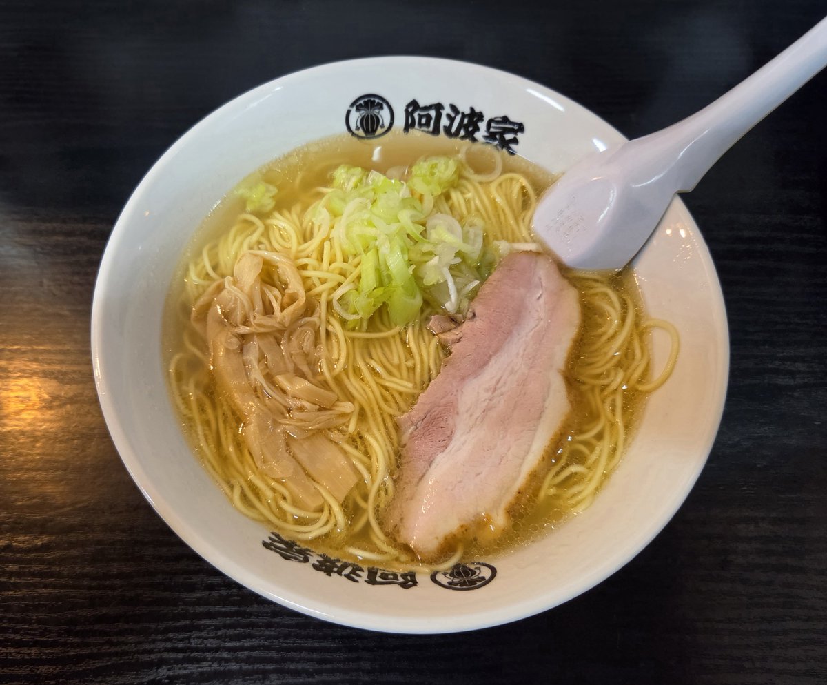 hy_losingo's tweet photo. 地頭鶏ラーメン本舗 阿波家@宇都宮
地鶏 塩ラーメン

10月末で閉店してしまう阿波家さんへ。
これで宇都宮から地鶏研究会は無くなってしまうのか。
鶏の旨味満載な塩スープ！
やっぱうめぇや。
阿波家は県内にも何店舗かありますが、宇都宮店の味しっかり堪能しておきます。
ごちそうさまでした🙌 https://t.co/LUQ6eCtgaM