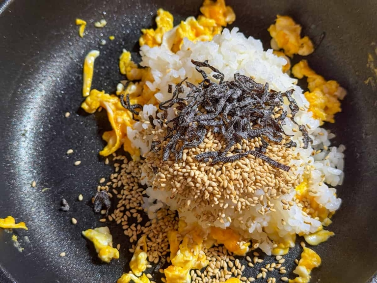 foodistnote's tweet photo. 我が家のスタメン入りしたレシピです。5分で作れる「こぶたまご飯」です。

フライパンで卵をごま油で炒め、炒り卵にしたら火を止めて、温かいご飯・塩昆布・いりごまを加えて混ぜるだけ！

包丁もいらないので、とっても簡単。おにぎりにするのもおいしかったです。 https://t.co/nJTxxWH3xr