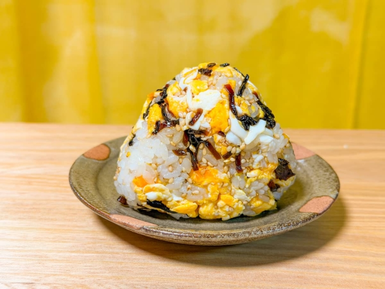foodistnote's tweet photo. 我が家のスタメン入りしたレシピです。5分で作れる「こぶたまご飯」です。

フライパンで卵をごま油で炒め、炒り卵にしたら火を止めて、温かいご飯・塩昆布・いりごまを加えて混ぜるだけ！

包丁もいらないので、とっても簡単。おにぎりにするのもおいしかったです。 https://t.co/nJTxxWH3xr