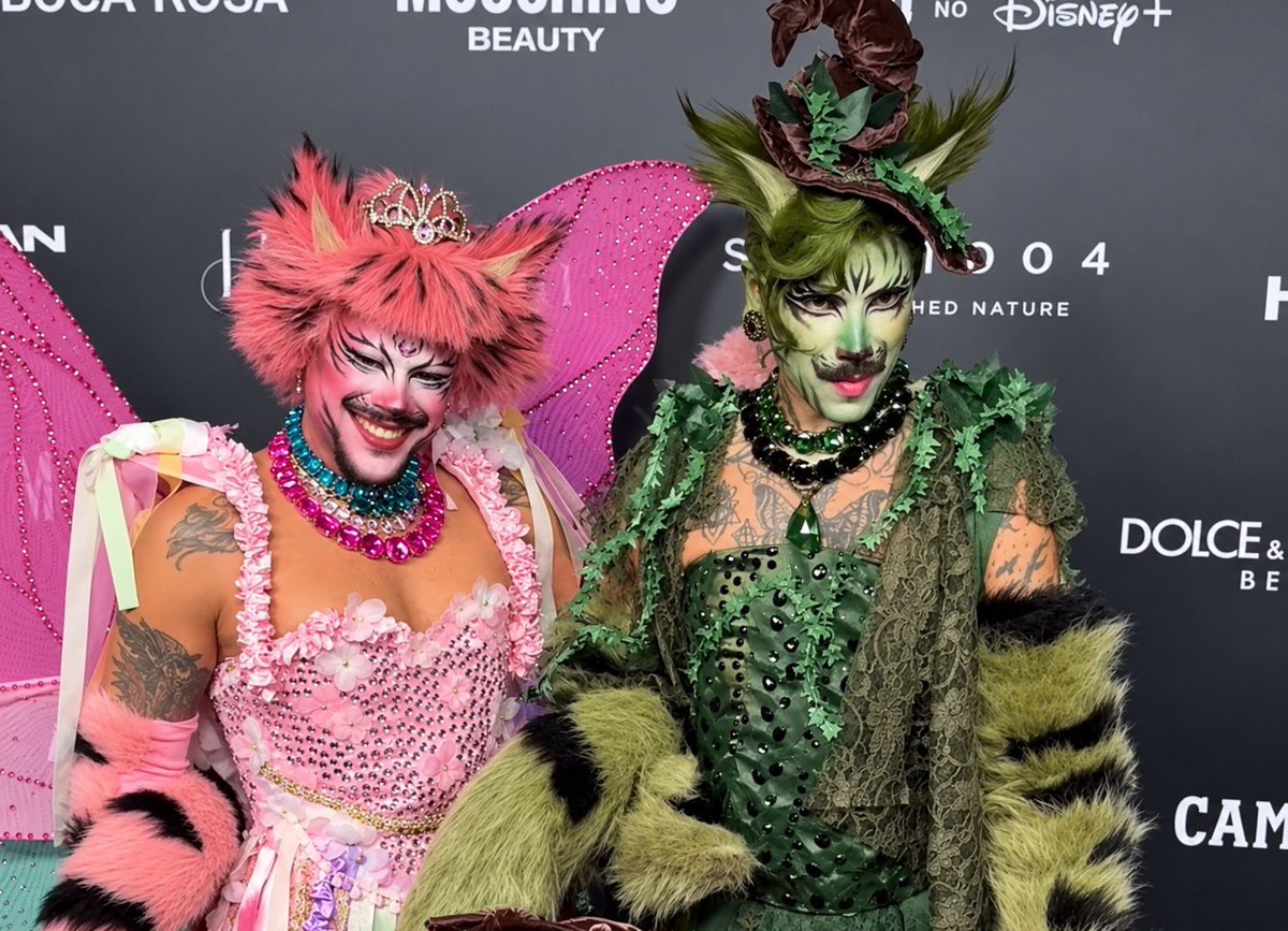 Divaverso_Diva's tweet photo. Edu e Fih (@DivaDepressao) para o baile de Halloween da Sephora. https://t.co/SMiZ4QJgUz
