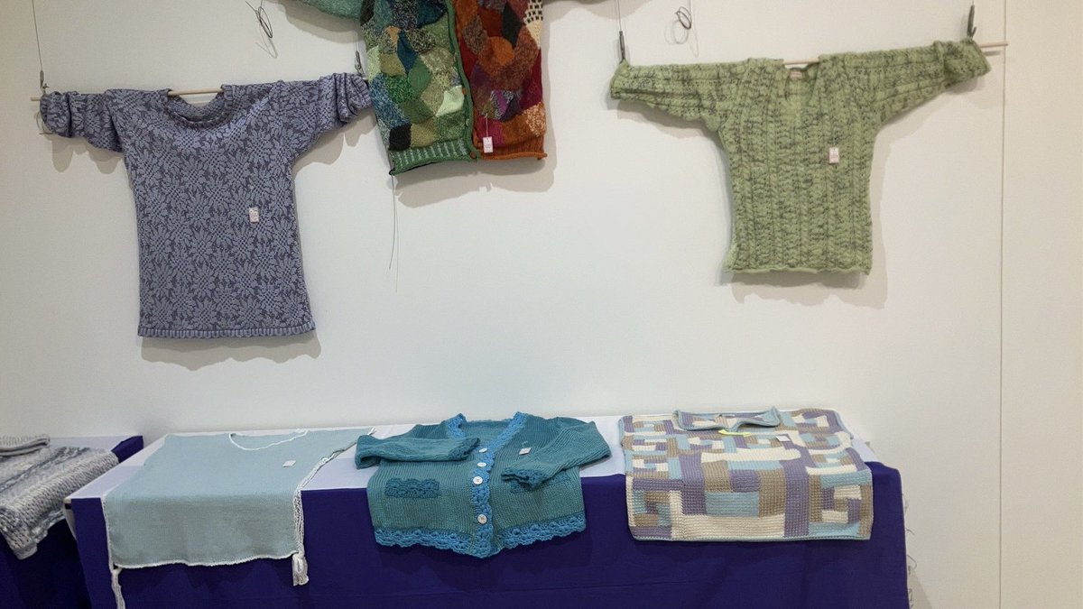 knitting_hello's tweet photo. 「五つ星展」大盛況で終わりました😊地元の新聞に告知と紹介をしていただいたおかげです📰本当に感謝でした。サイズを変えてのオーダーが入ったり、思いがけないことも…
「カーディガン屋」の私としては、これからの方向性を検討しなければならない日々でした🙆‍♀️ https://t.co/6JZUHMgBTr